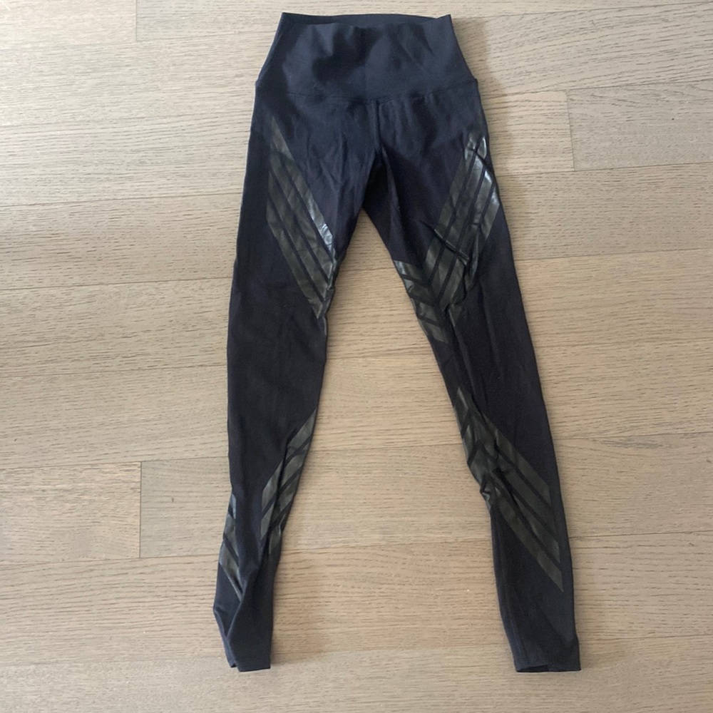 Alo. High-Waisted Black Legging with line design. Never worn. Size XS.